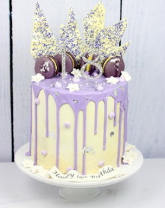 PURPLE DRIZZLE CAKE WITH MACARONS