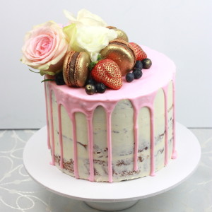Pink Drizzle, macarons and flower cake, what could be better?